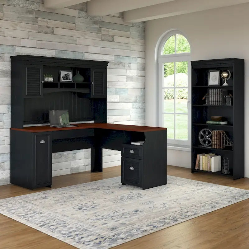 Bureau d'angle en L 60 W Fairview avec huche et bibliothèque de Bush Furniture