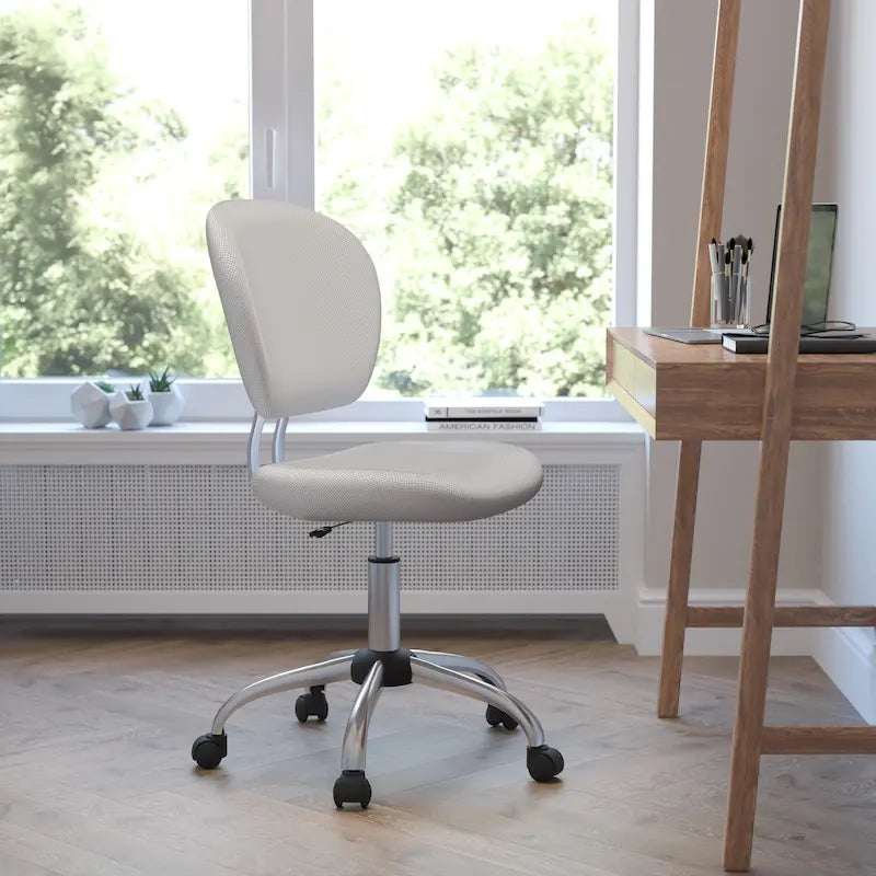 Chaise de bureau pivotante à roulettes, dossier mi-hauteur en maille filet, rembourrée, avec piètement chromé