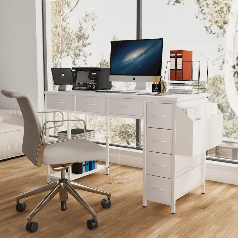 Bureau d'ordinateur moderne avec 7 tiroirs et station d'alimentation intégrée pour les jeux, les études ou l'aménagement d'un bureau à domicile.