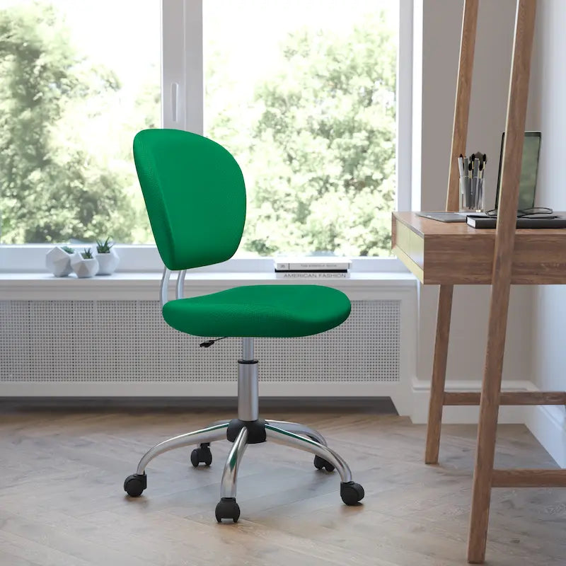 Chaise de bureau pivotante à roulettes, dossier mi-hauteur en maille filet, rembourrée, avec piètement chromé