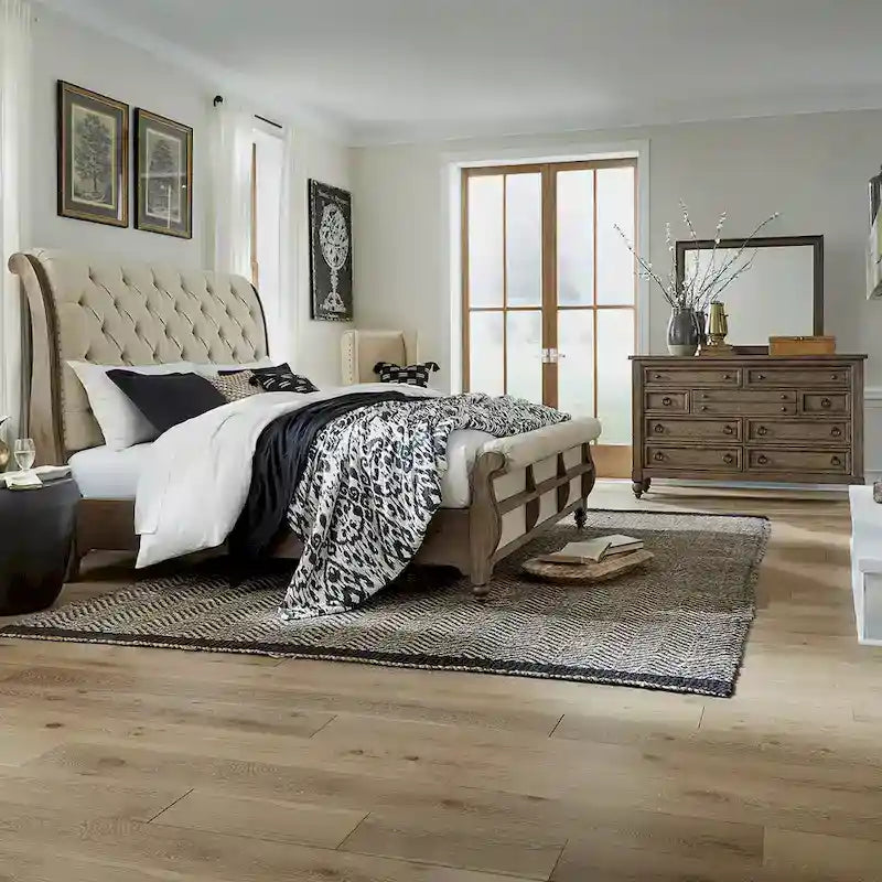 Ensemble de chambre à coucher Americana Farmhouse comprenant un lit traîneau, une commode et un miroir