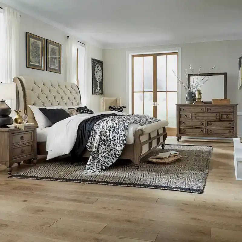 Ensemble de chambre à coucher Americana Farmhouse comprenant un lit traîneau, une commode, un miroir et une table de chevet