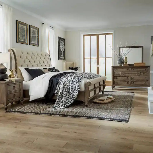 Ensemble de chambre à coucher Americana Farmhouse comprenant un lit traîneau, une commode, un miroir et une table de chevet